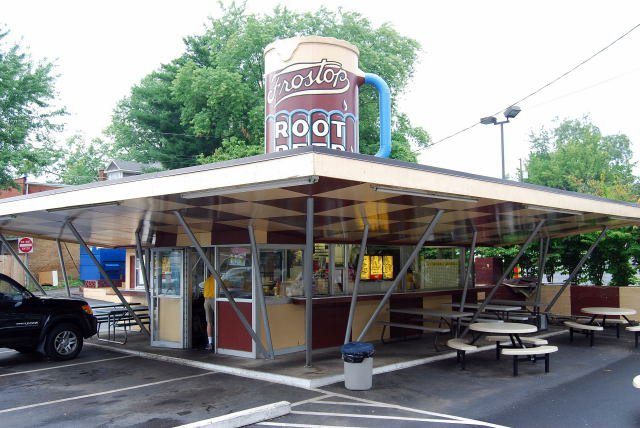 With its standard design and frosted mug signage, Frostop drive-ins dotted the South in the 1960s. (Photo credit: Internet archives)