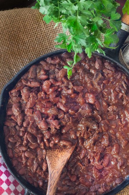 Backyard Bean pot Well-seasoned beans with pickled pork meat are the key to this recipe.
